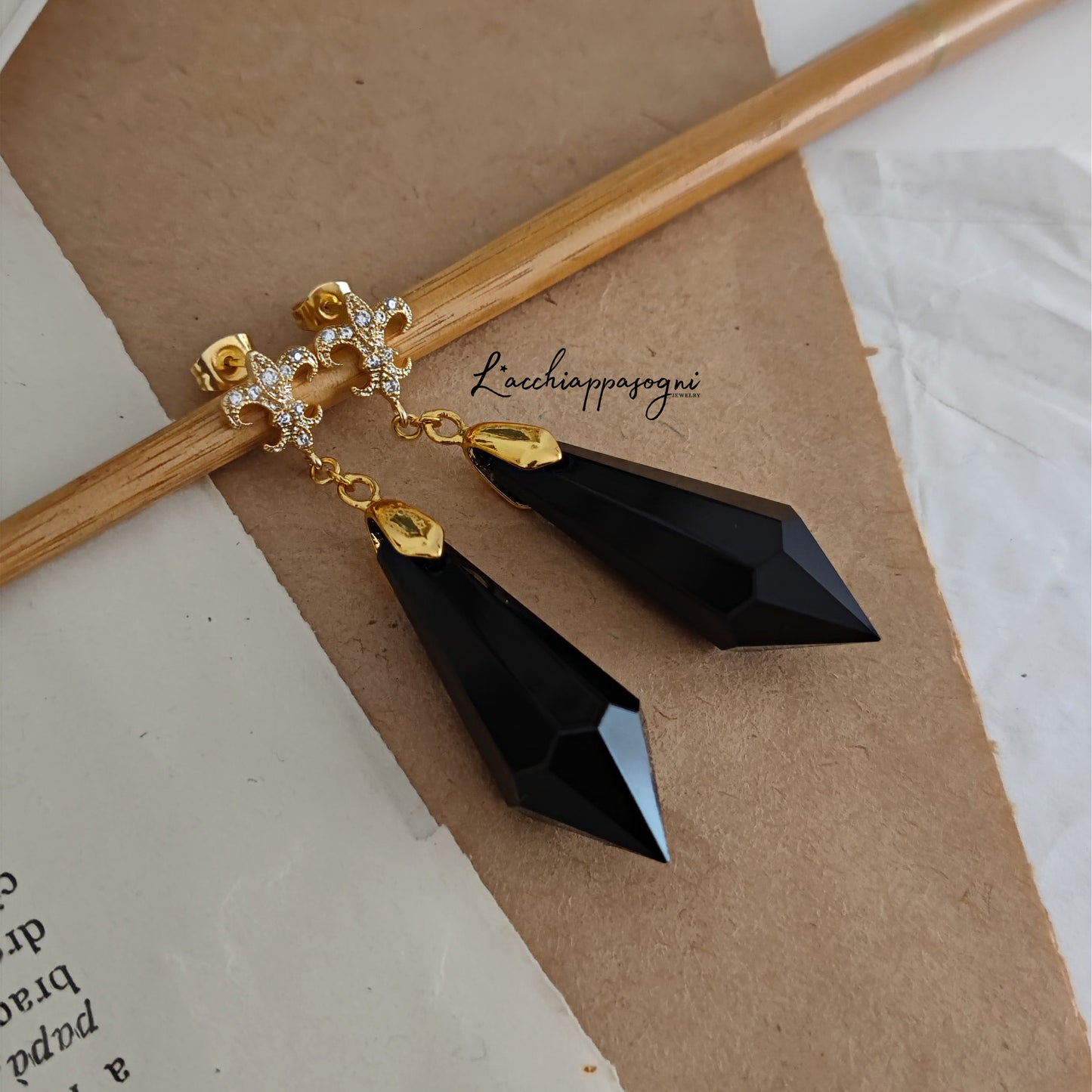 "Victorian Taste" earrings, Earrings with black prism and lily, gold version