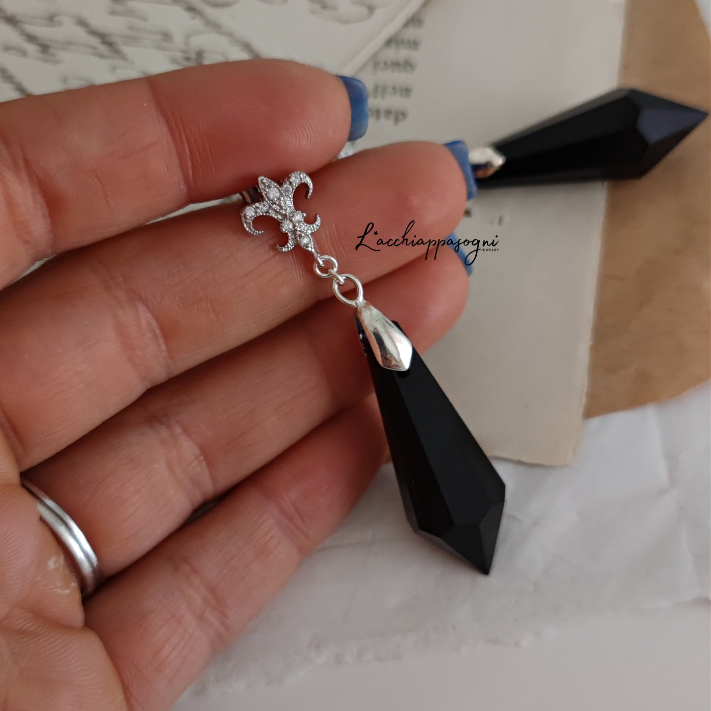 Orecchini "Victorian Taste", Orecchini con prisma nero e giglio, versione silver