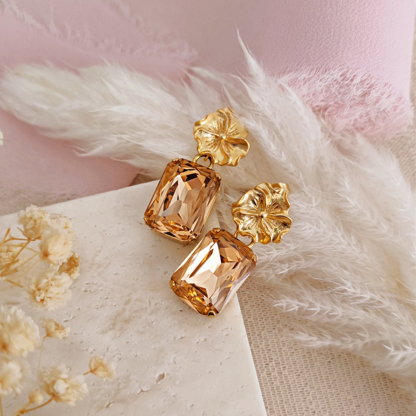 Orecchini floreali con cristalli Light Peach ottagonali // SARA