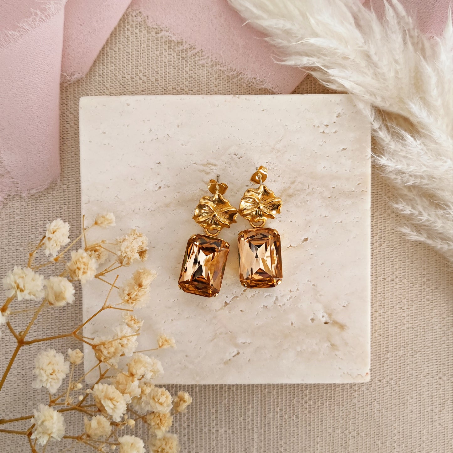 Orecchini floreali con cristalli Light Peach ottagonali // SARA