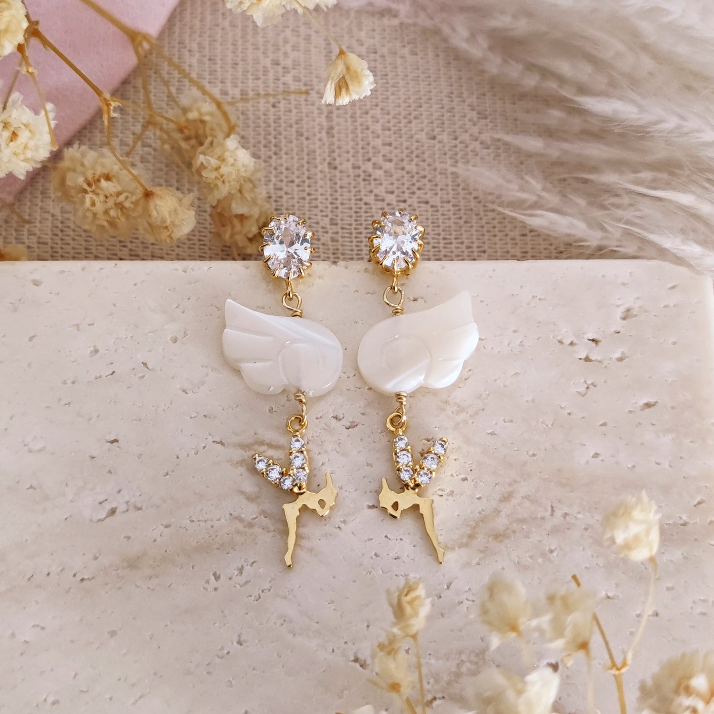 Orecchini con ali in madreperla, cristalli e fatine // DELA