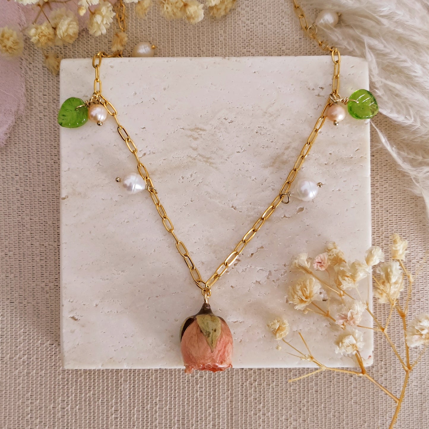 Collana di perle di fiume e cristalli con vero bocciolo di rosa // BRUCIE