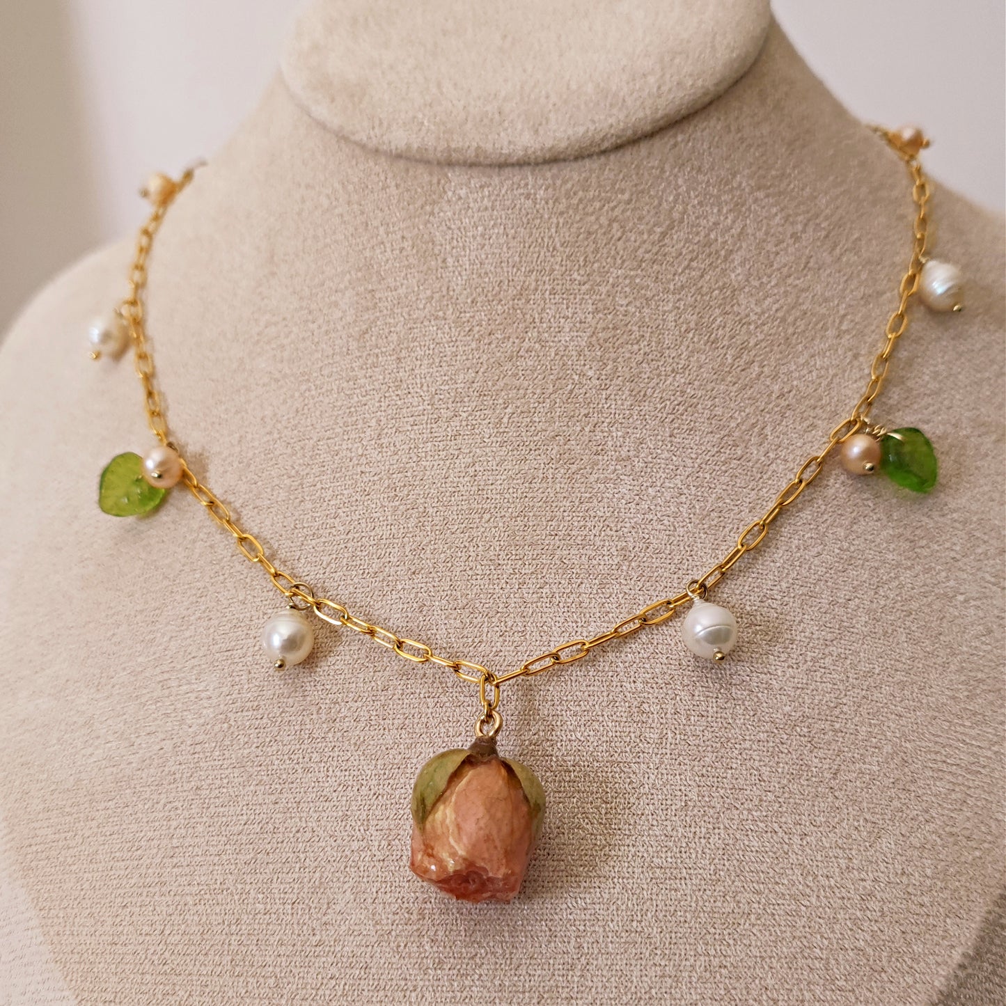 Collana di perle di fiume e cristalli con vero bocciolo di rosa // BRUCIE