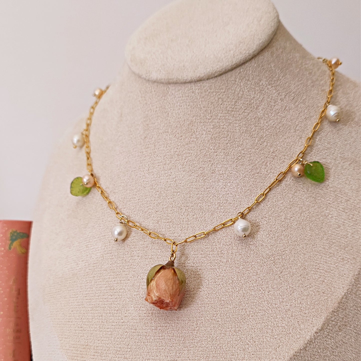 Collana di perle di fiume e cristalli con vero bocciolo di rosa // BRUCIE
