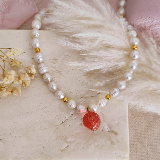 Collana perle di fiume e fragolina, collana Cottagecore frutta e perle di fiume, choker Fairycore fragola