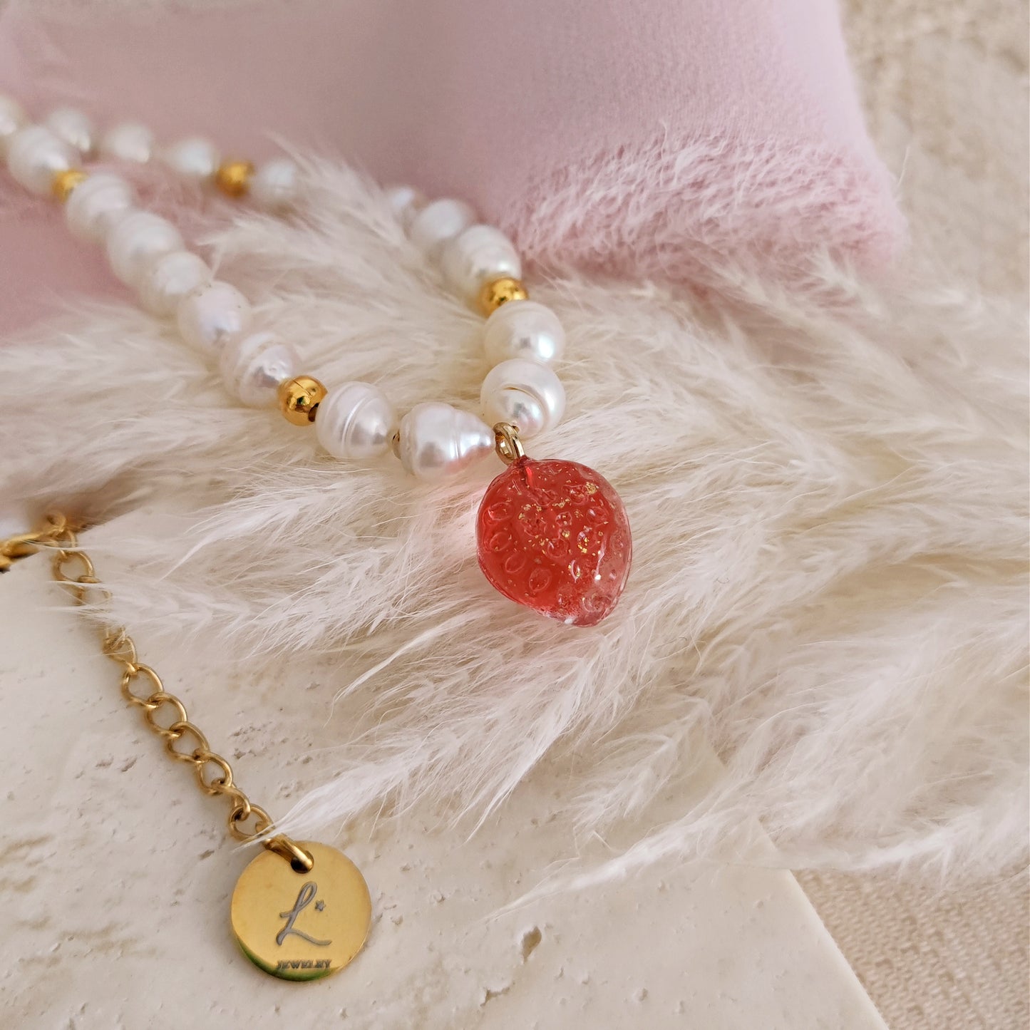 Collana perle di fiume e fragolina, collana Cottagecore frutta e perle di fiume, choker Fairycore fragola