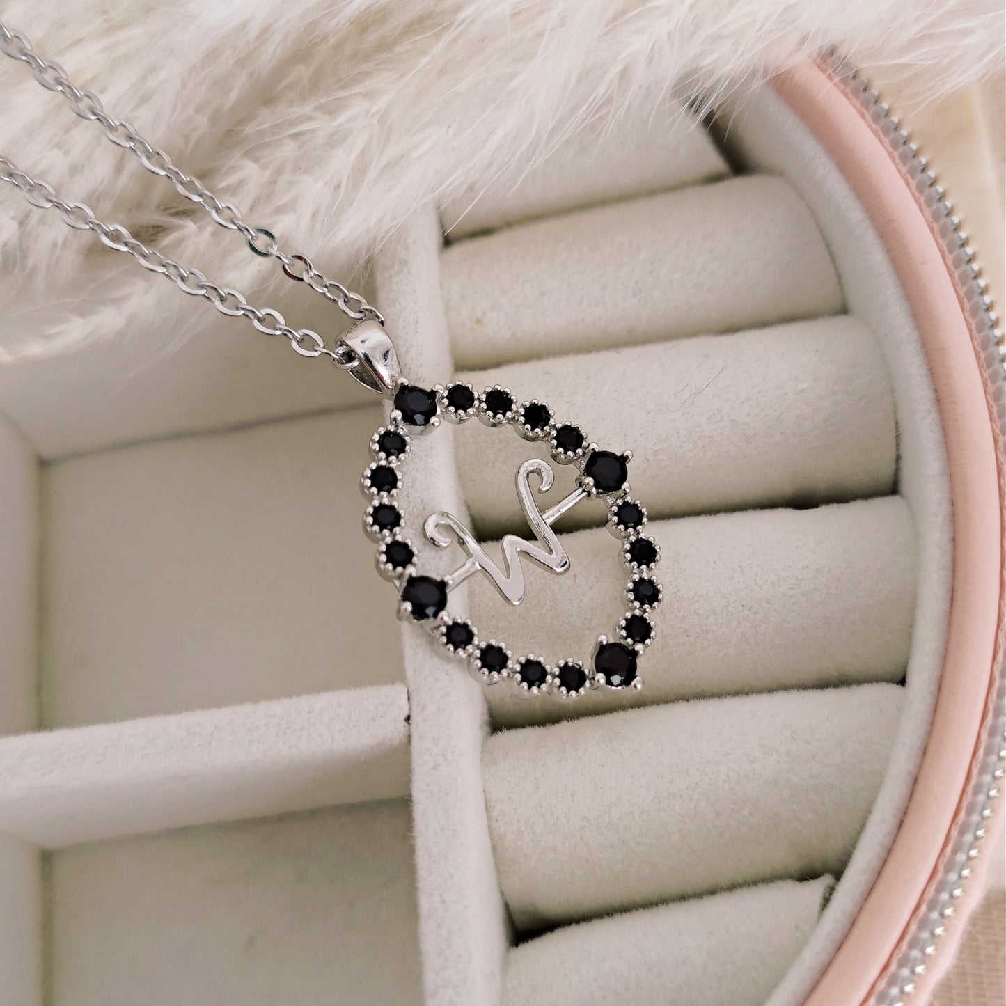 Collana talismano magico con iniziale girevole