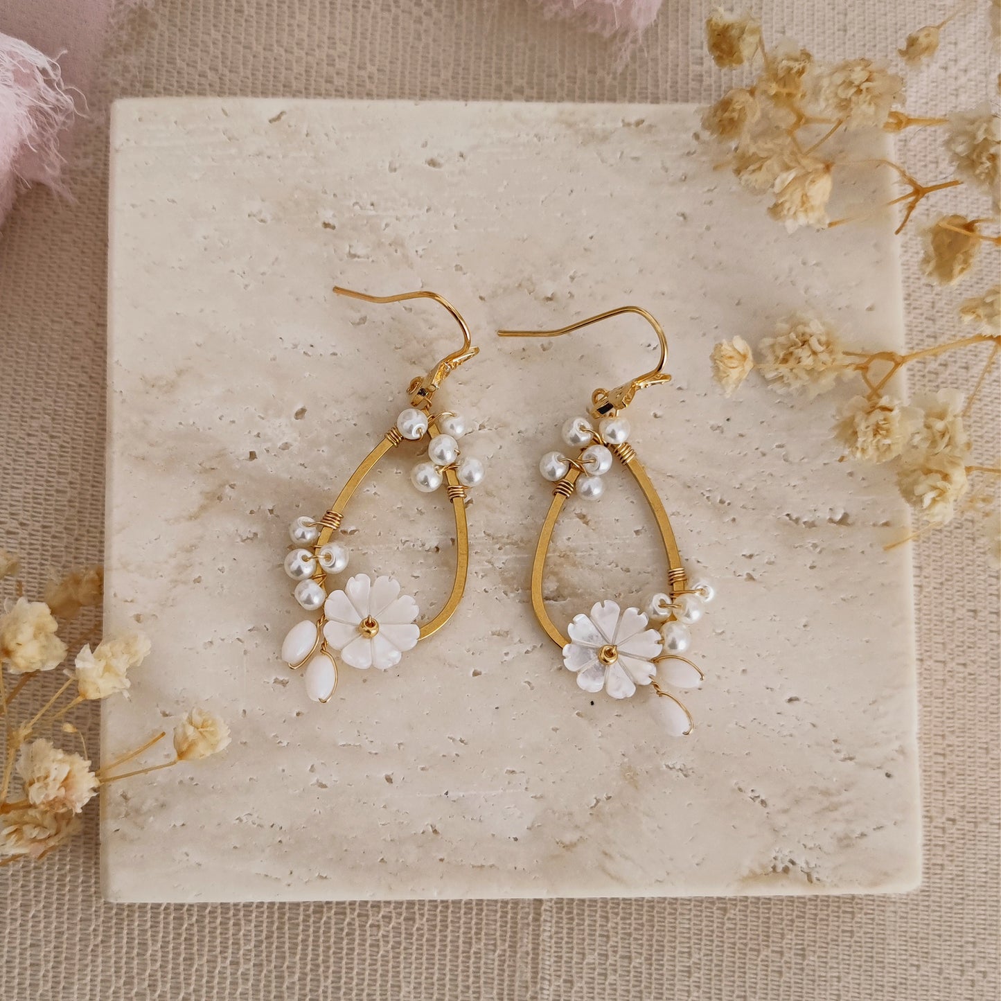 Orecchini Boho da sposa con girali floreali, perle e fiori in madreperla // CASSIDY