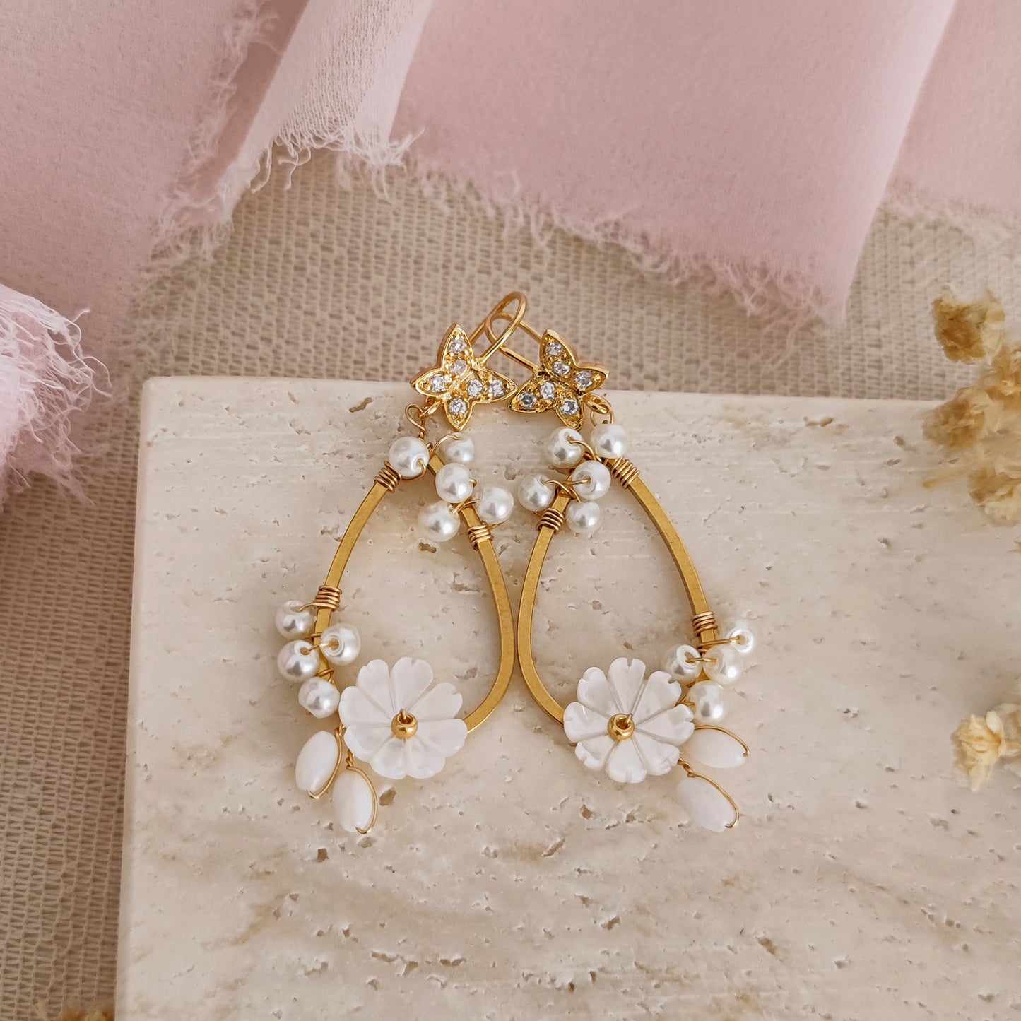 Orecchini Boho da sposa con girali floreali, perle e fiori in madreperla // CASSIDY