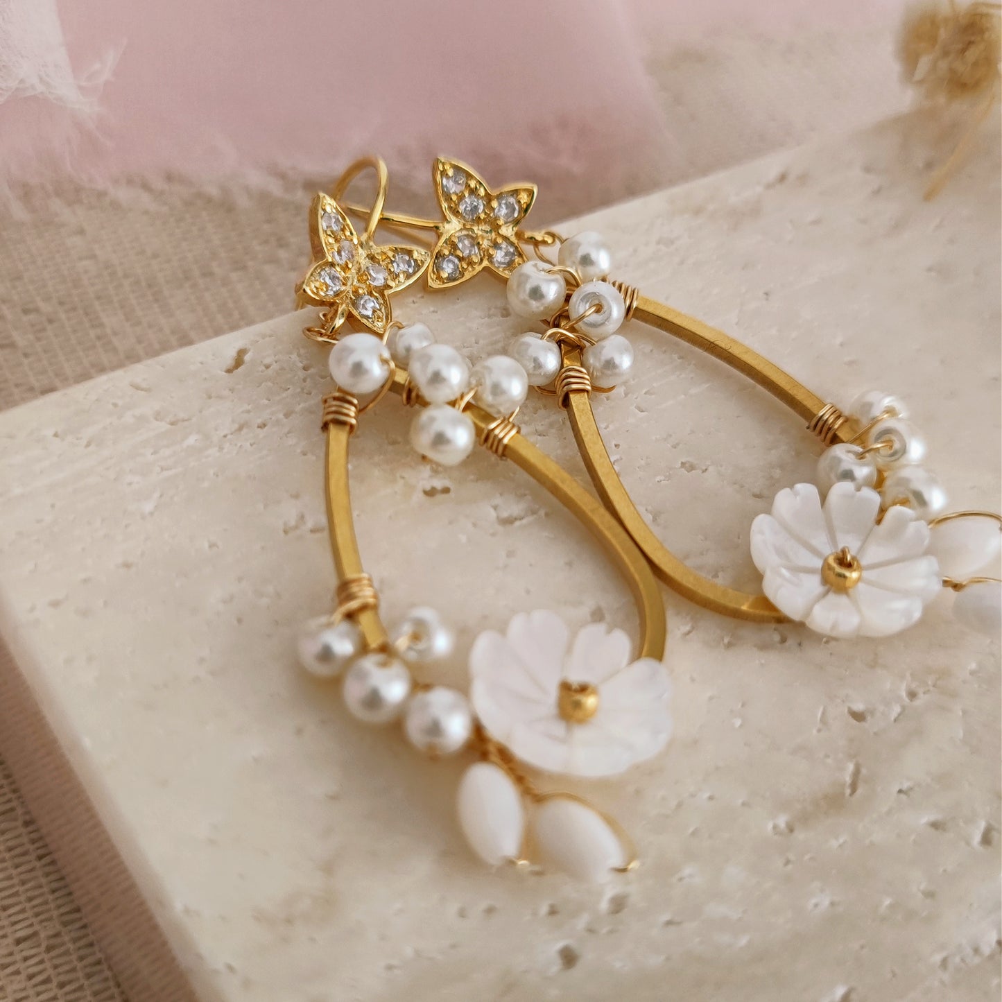 Orecchini Boho da sposa con girali floreali, perle e fiori in madreperla // CASSIDY