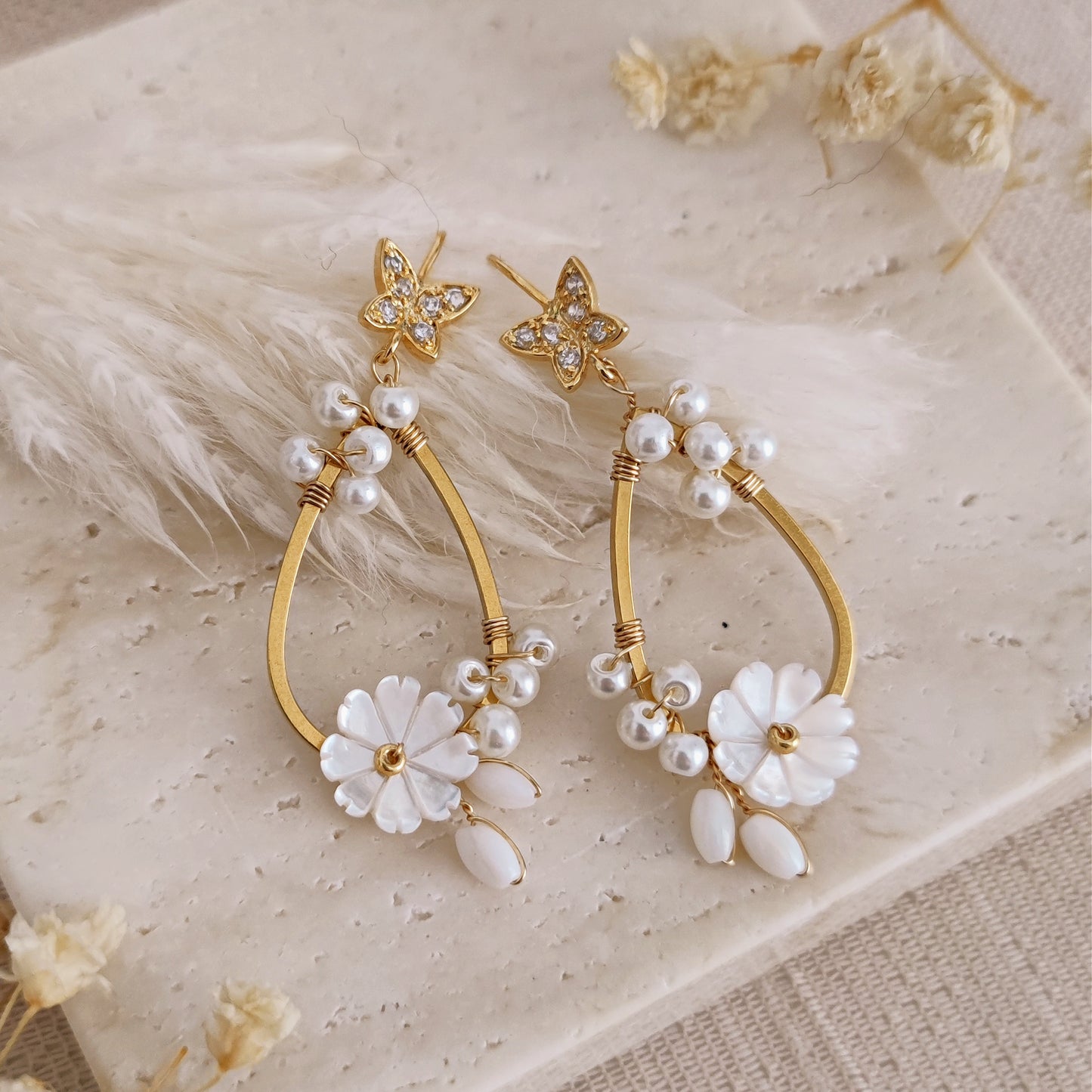 Orecchini Boho da sposa con girali floreali, perle e fiori in madreperla // CASSIDY