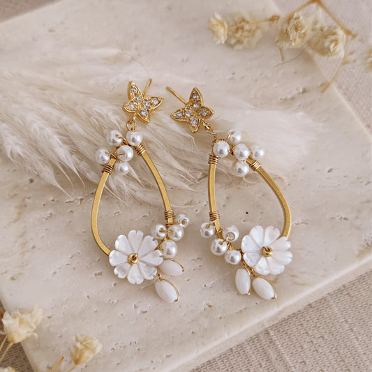 Orecchini Boho da sposa con girali floreali, perle e fiori in madreperla // CASSIDY