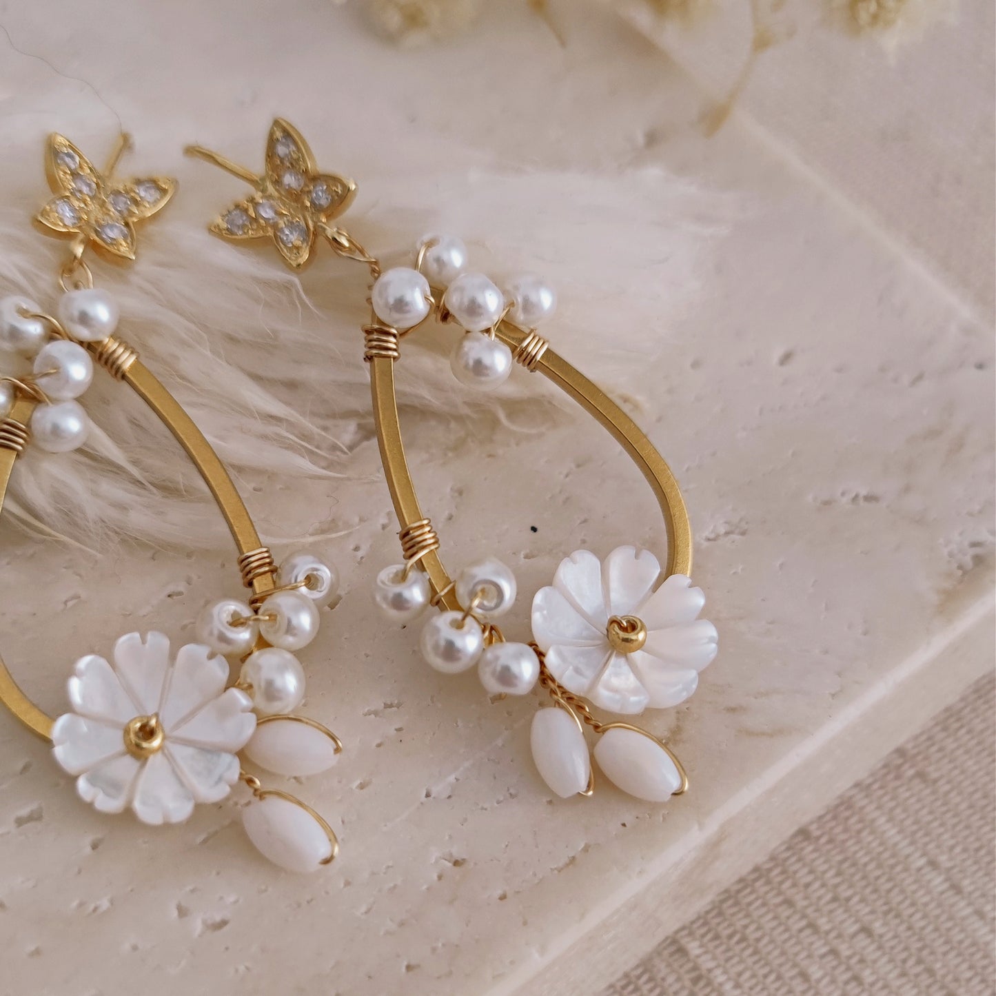 Orecchini Boho da sposa con girali floreali, perle e fiori in madreperla // CASSIDY