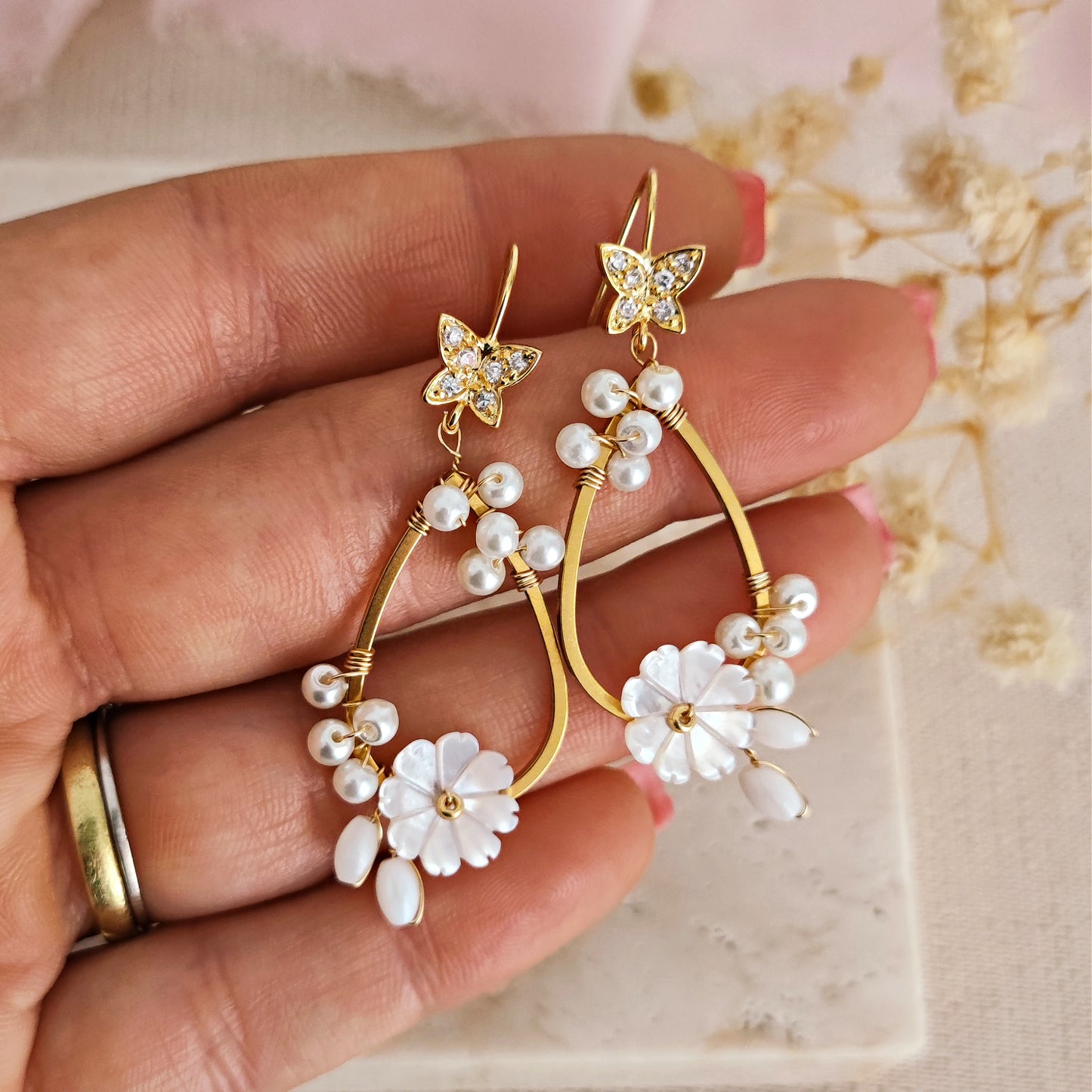 Orecchini Boho da sposa con girali floreali, perle e fiori in madreperla // CASSIDY
