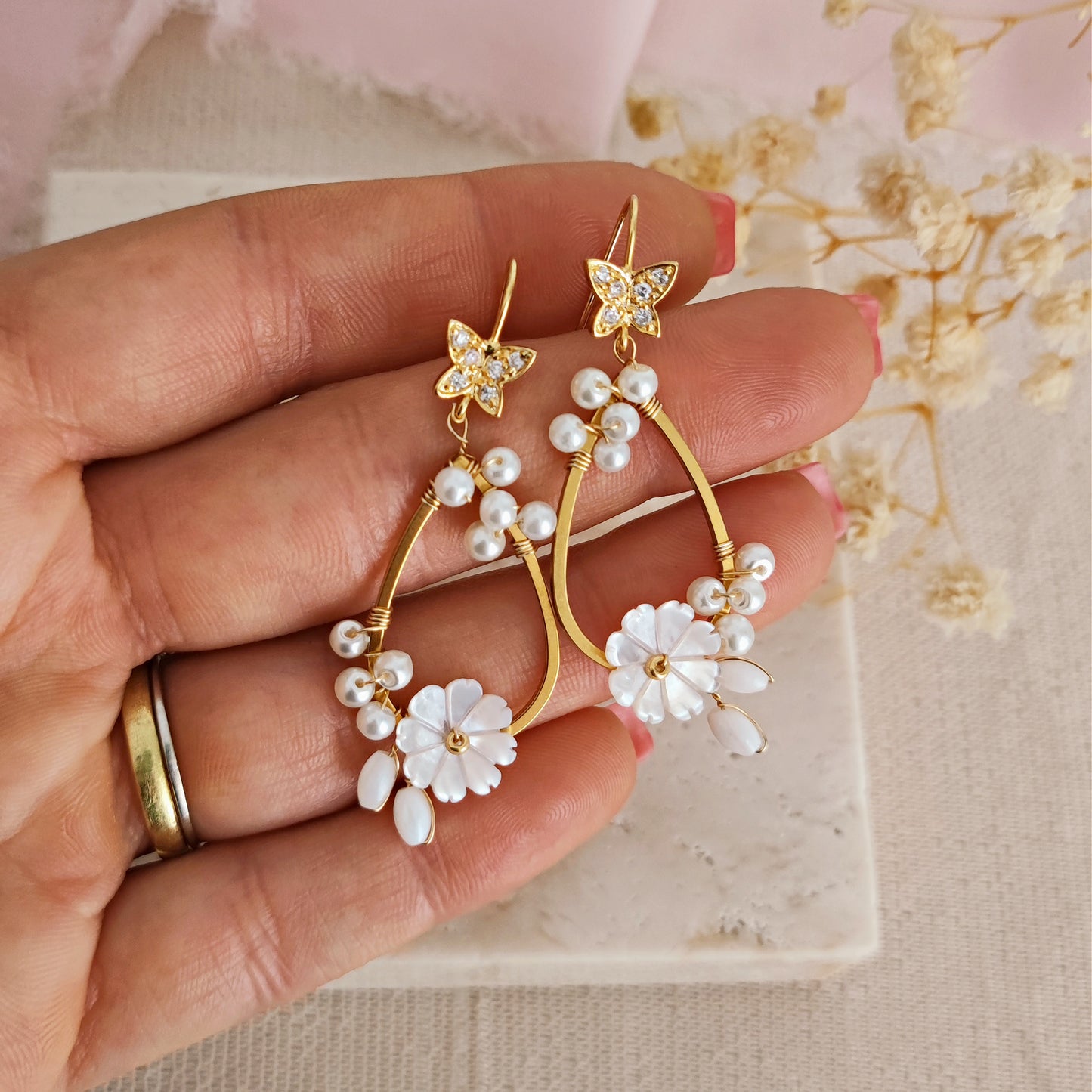 Orecchini Boho da sposa con girali floreali, perle e fiori in madreperla // CASSIDY