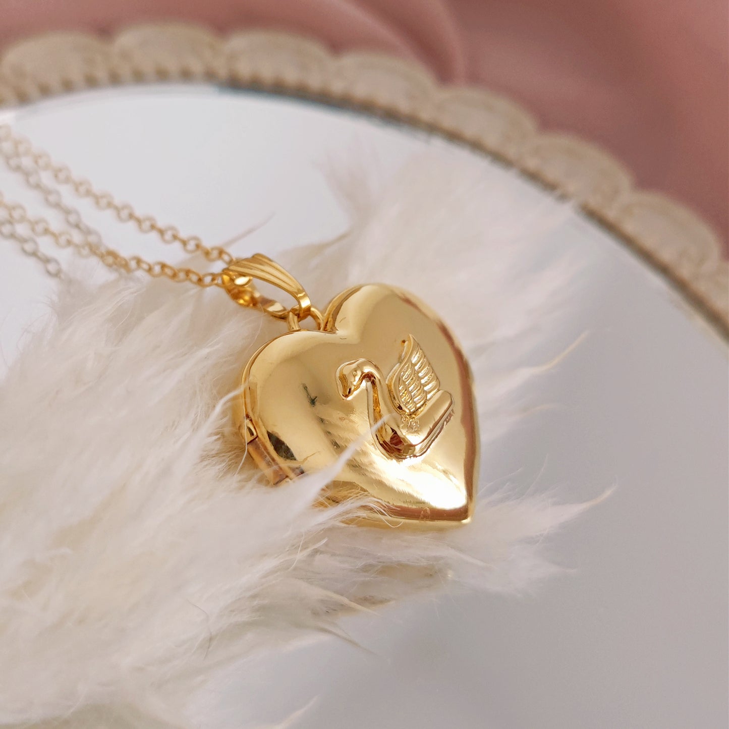 ULTIMO PEZZO Collana Locket Cuore con Cigno, oro - MEDIUM