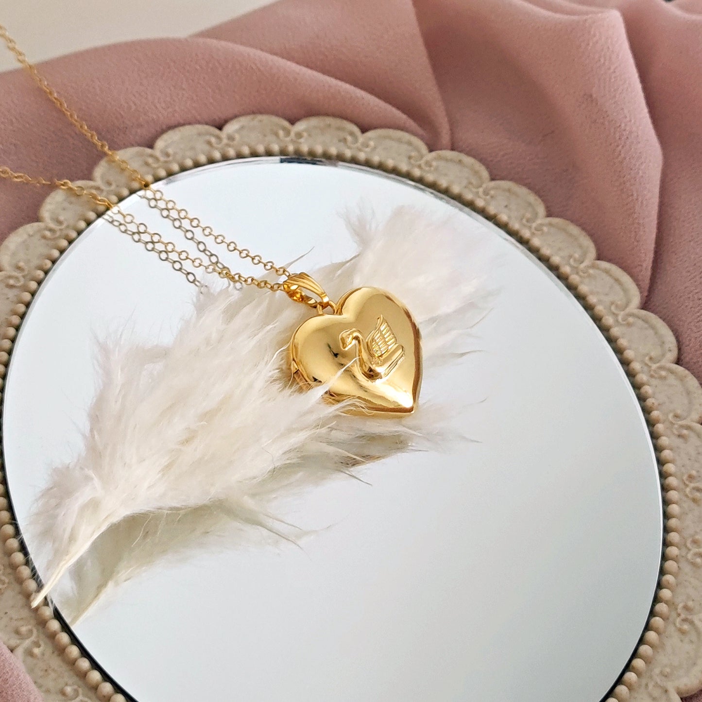 ULTIMO PEZZO Collana Locket Cuore con Cigno, oro - MEDIUM