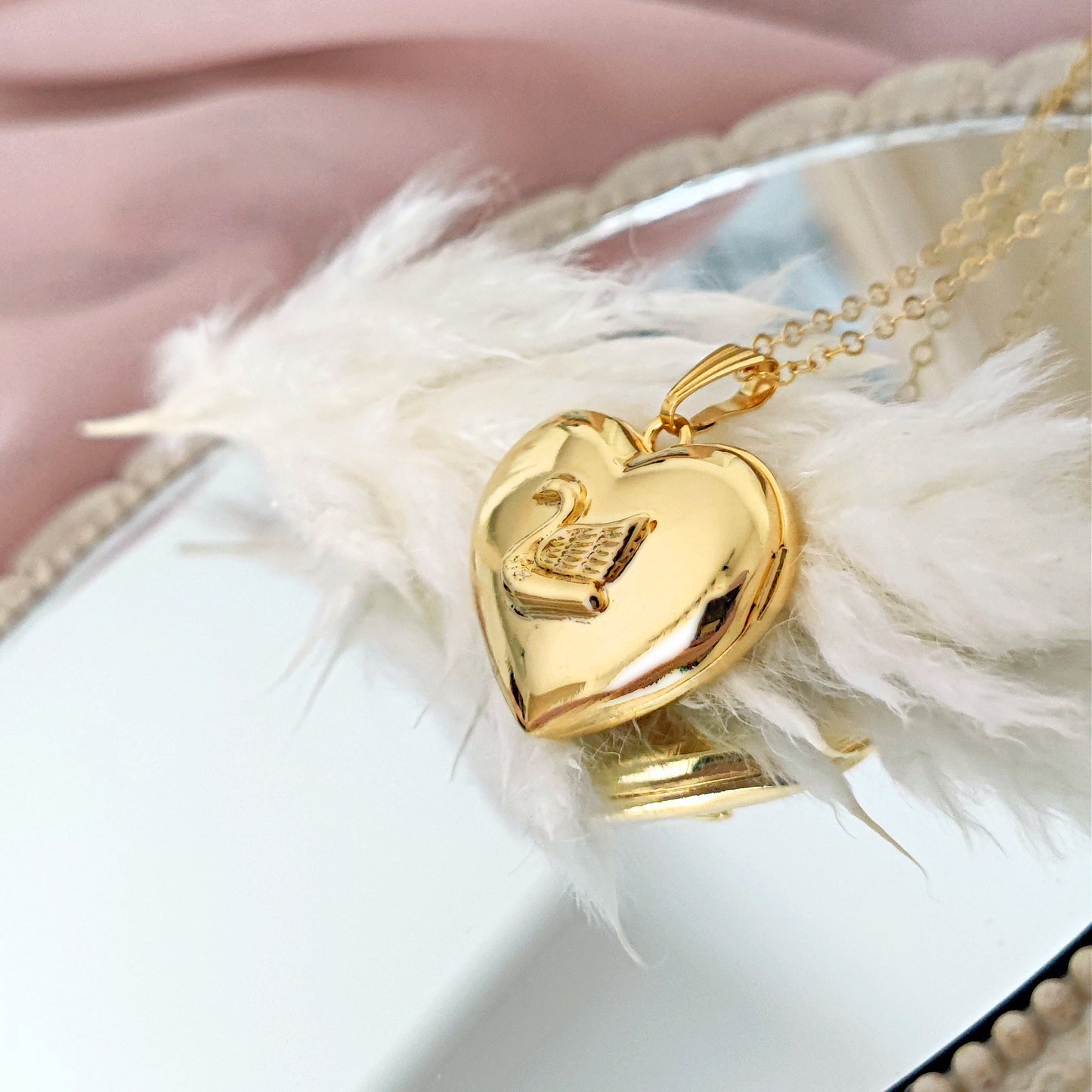 ULTIMO PEZZO Collana Locket Cuore con Cigno, oro - MEDIUM
