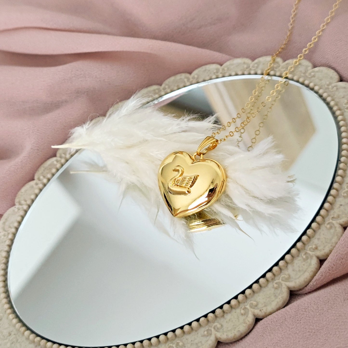 ULTIMO PEZZO Collana Locket Cuore con Cigno, oro - MEDIUM