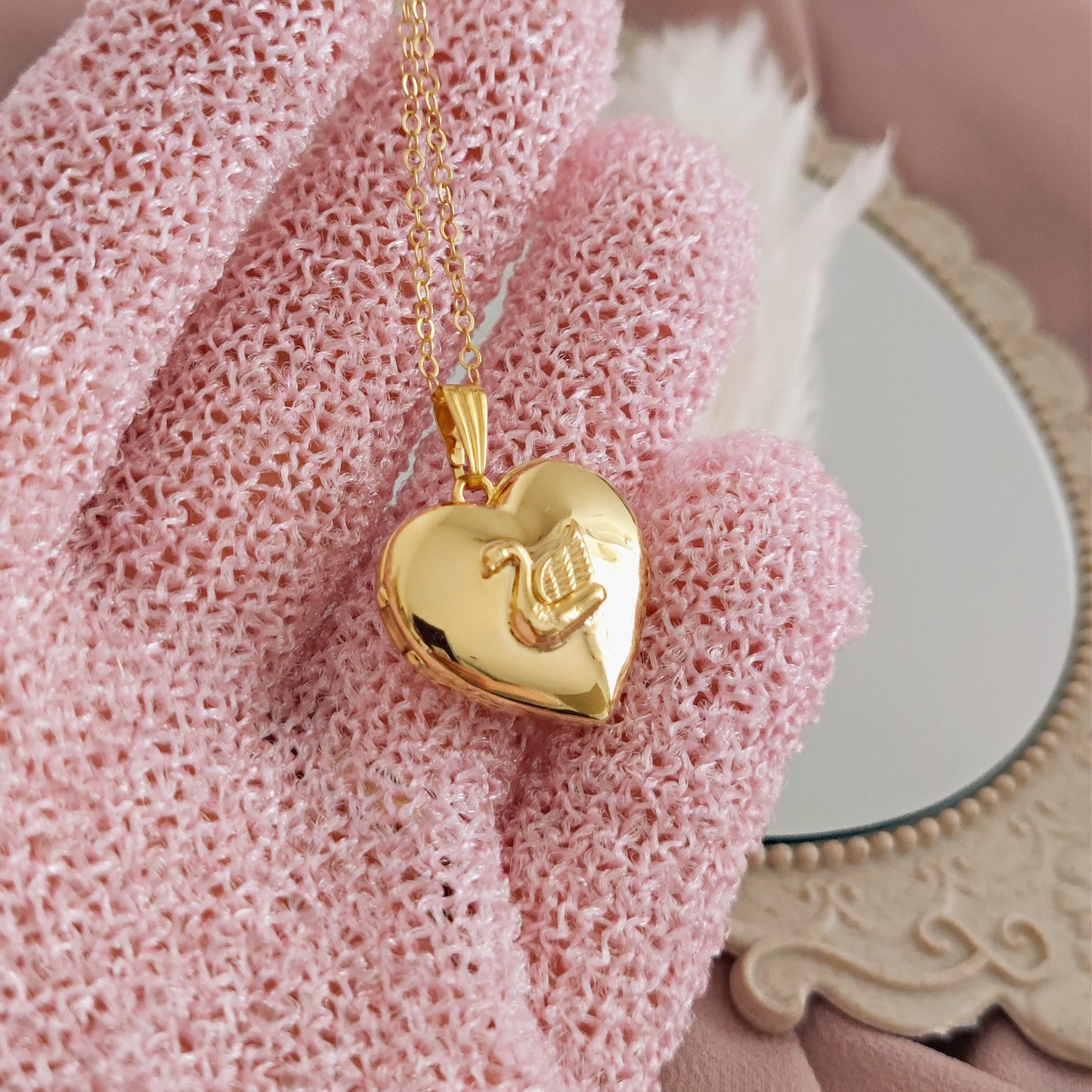 ULTIMO PEZZO Collana Locket Cuore con Cigno, oro - MEDIUM