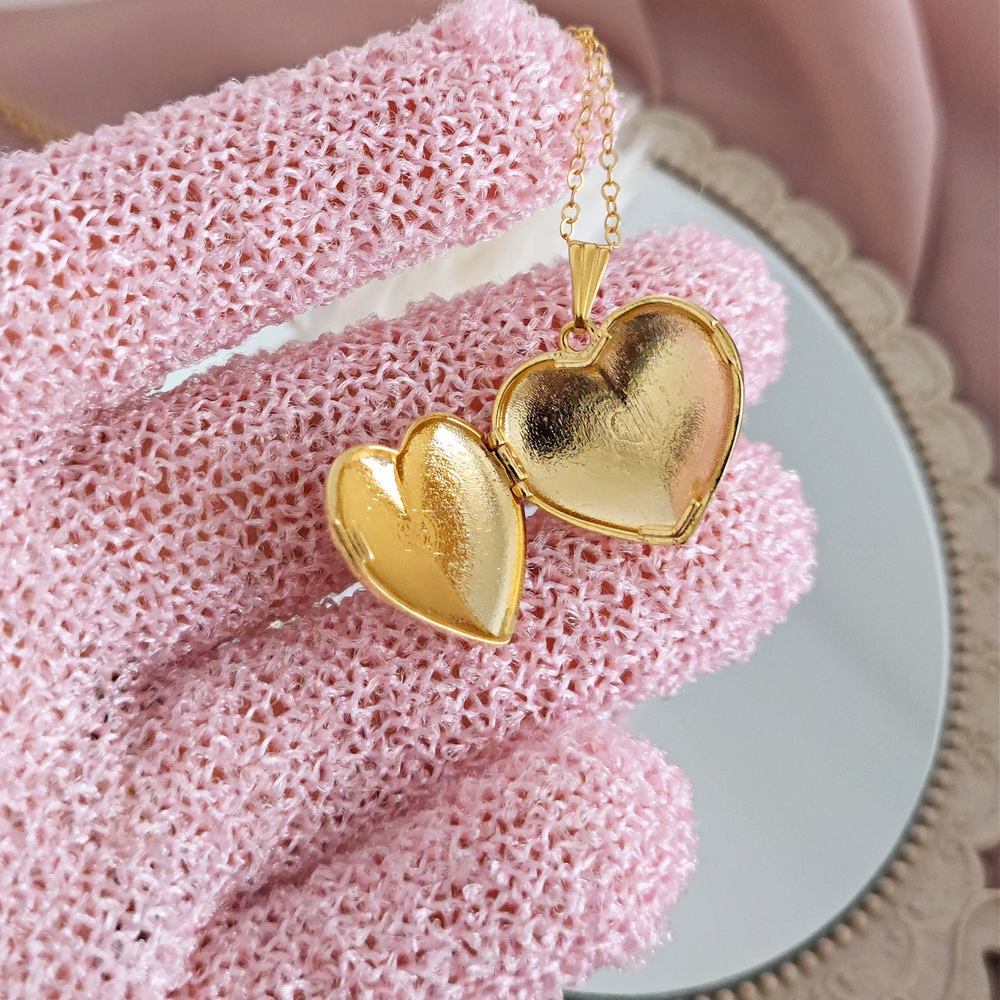 ULTIMO PEZZO Collana Locket Cuore con Cigno, oro - MEDIUM