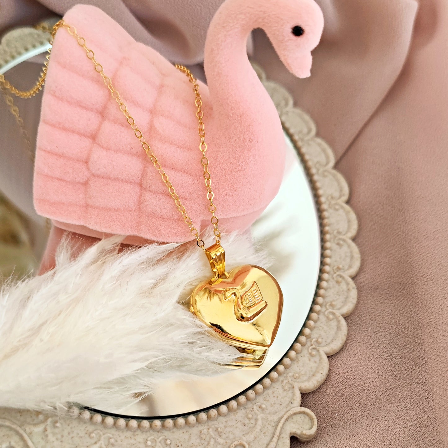 ULTIMO PEZZO Collana Locket Cuore con Cigno, oro - MEDIUM