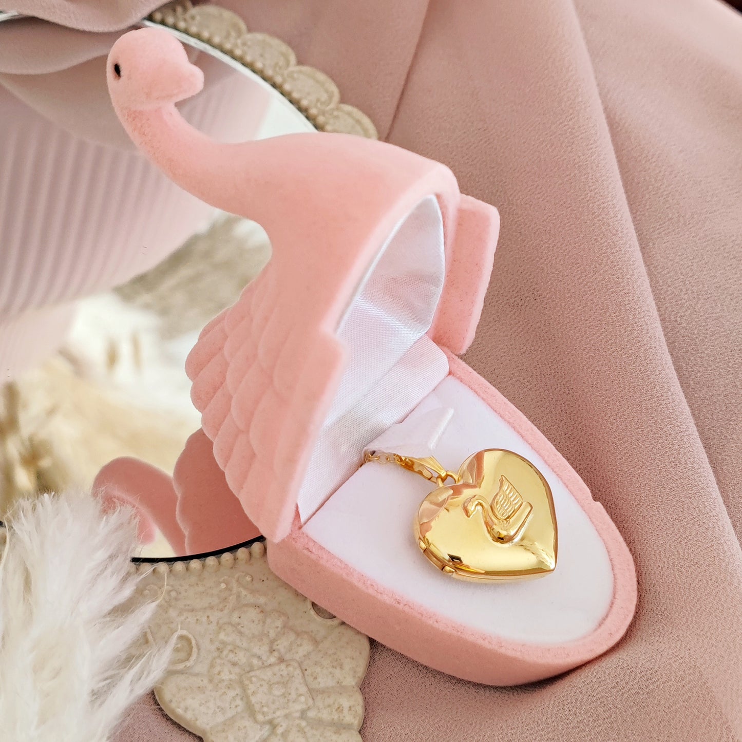 ULTIMO PEZZO Collana Locket Cuore con Cigno, oro - MEDIUM