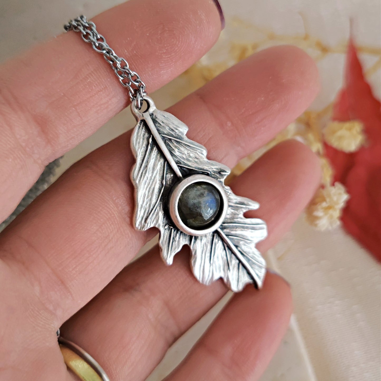"Fairy Oak" necklace with Labradorite