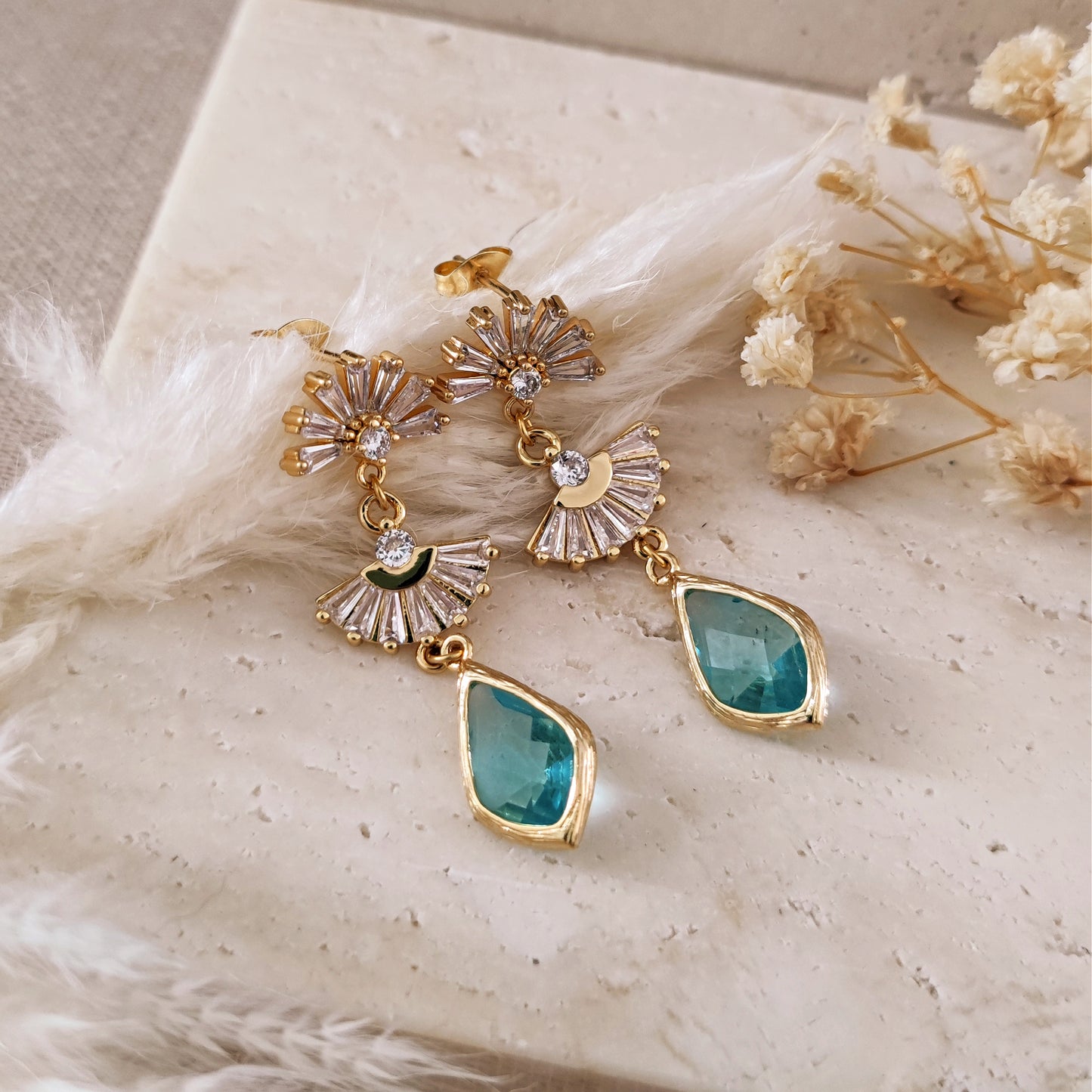 Orecchini Boho Chandelier Sposa azzurro chiaro e cristalli // DAPHNE