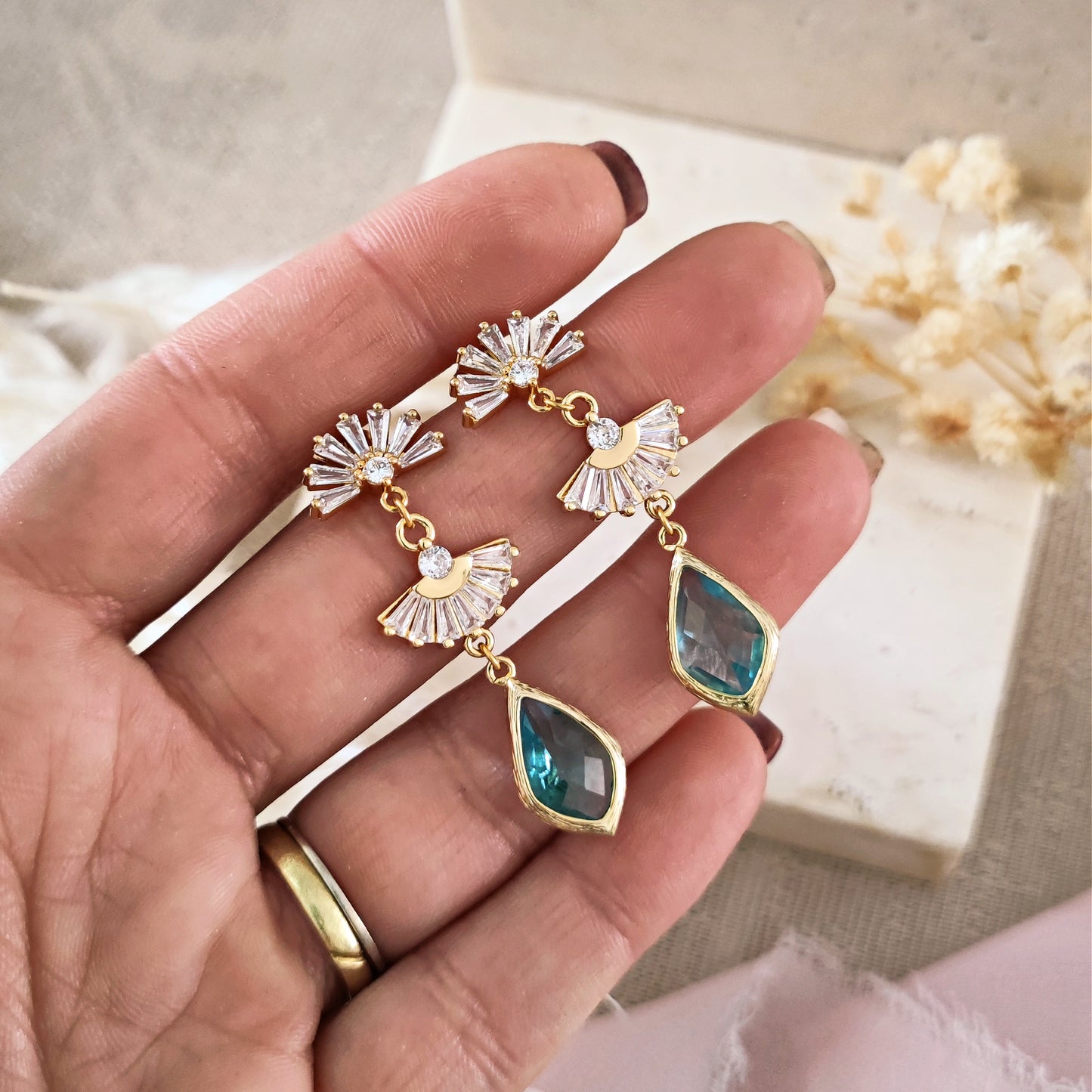 Orecchini Boho Chandelier Sposa azzurro chiaro e cristalli // DAPHNE