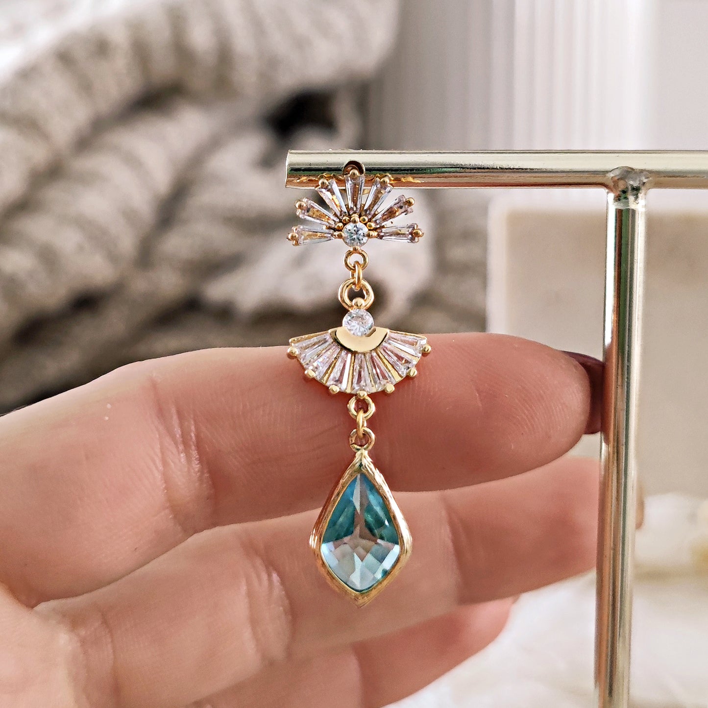 Orecchini Boho Chandelier Sposa azzurro chiaro e cristalli // DAPHNE