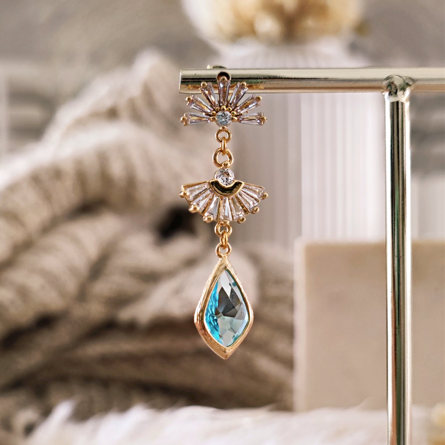 Orecchini Boho Chandelier Sposa azzurro chiaro e cristalli // DAPHNE