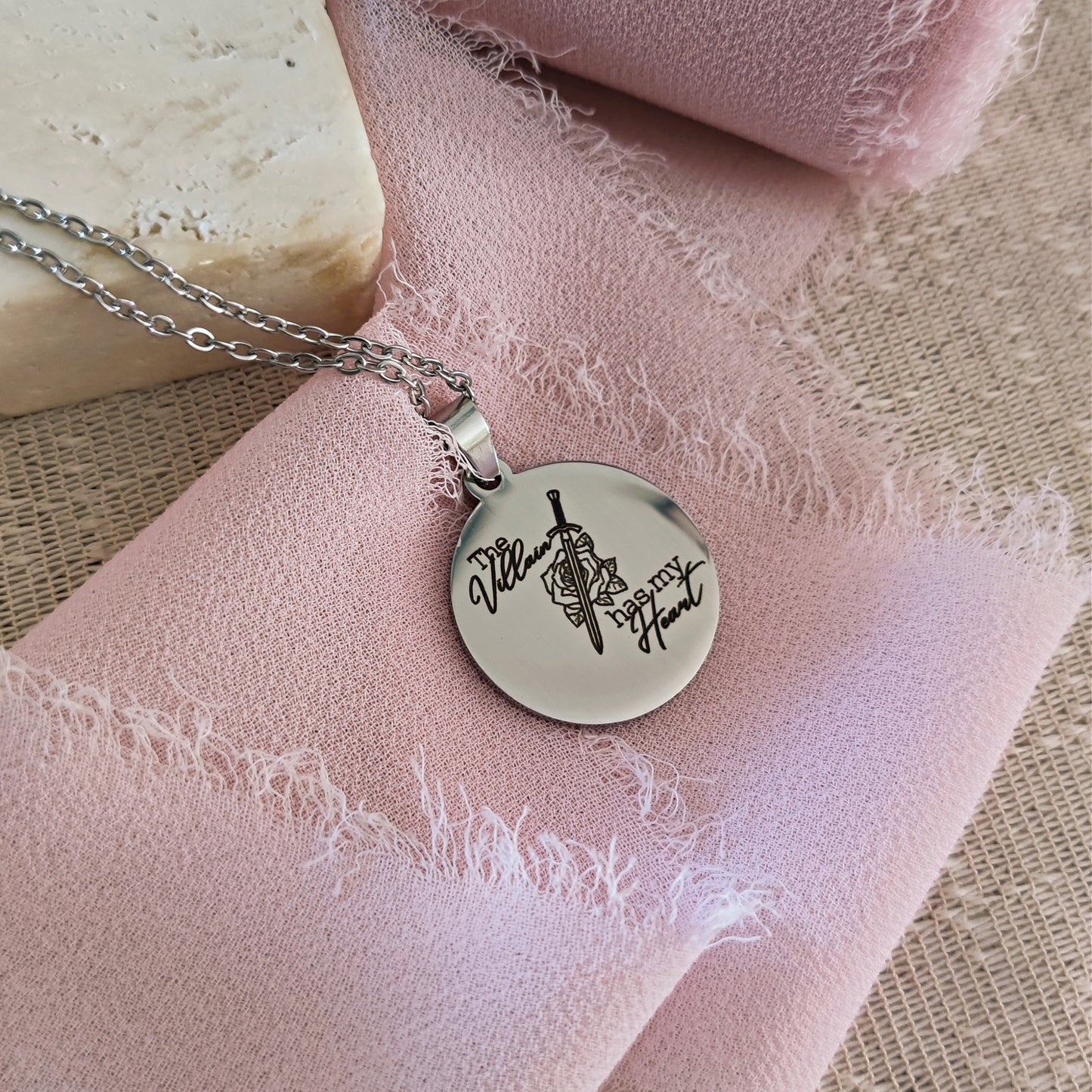 Collana "The Villain Has My Heart"