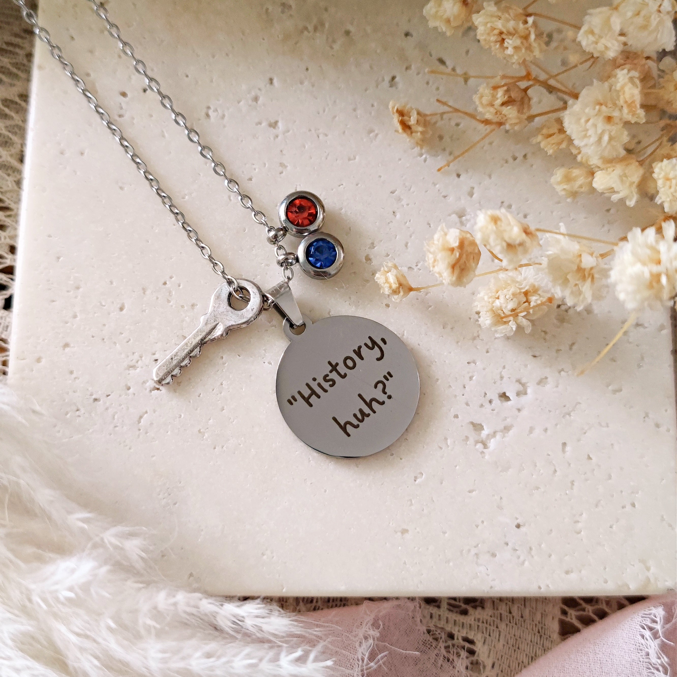 Collana con incisione History, huh? e cristalli rosso e blu –  Lacchiappasognijewelry