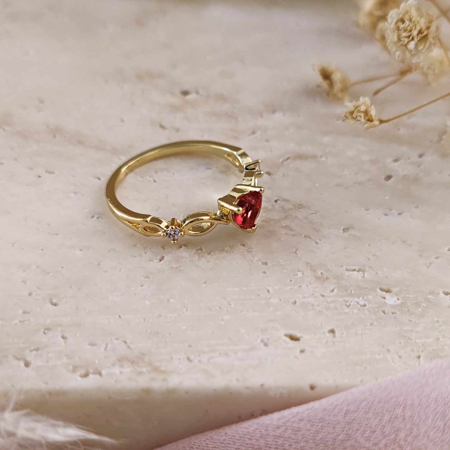 Anello cuore "Love Me" in ottone placcato oro e cuore rosso