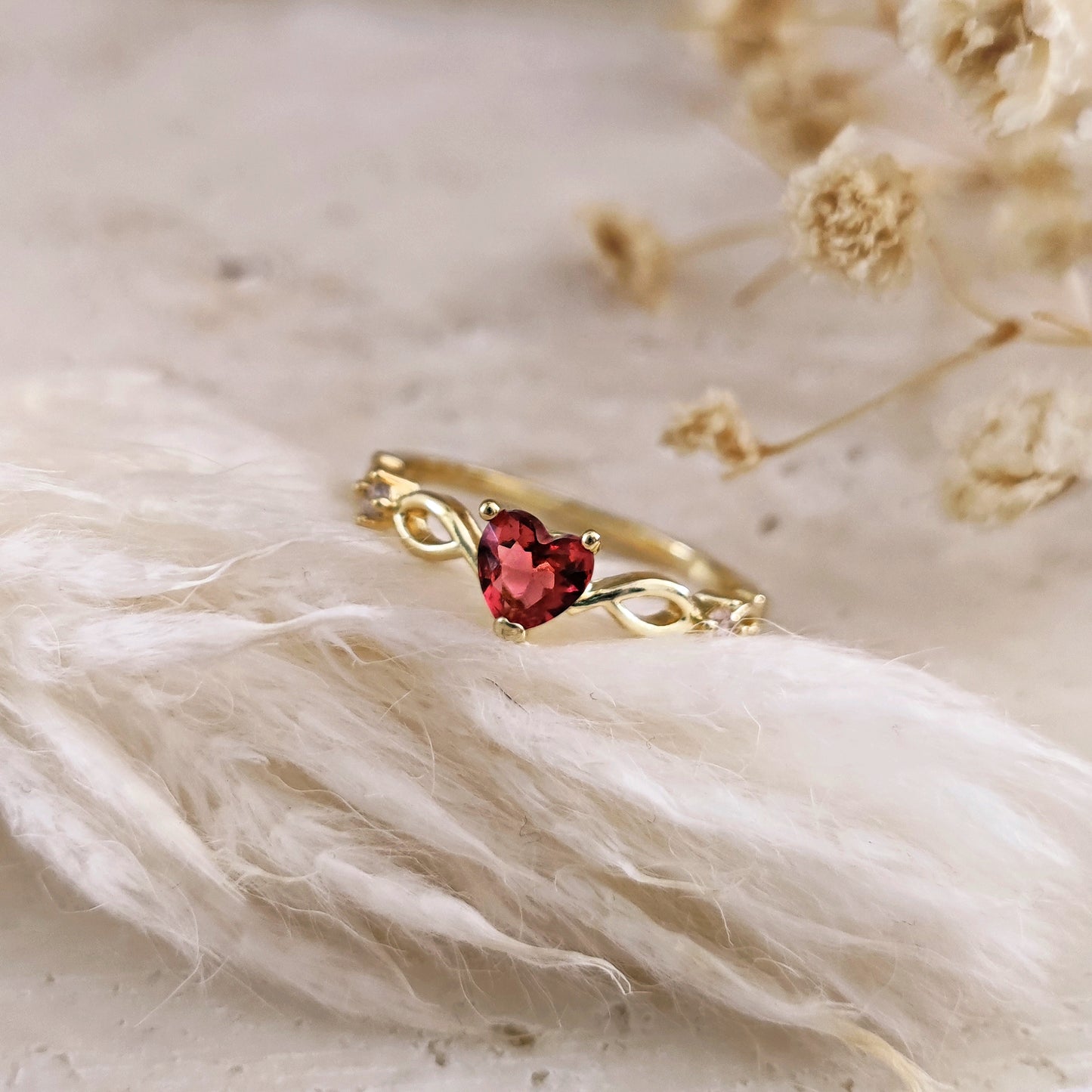 Anello cuore "Love Me" in ottone placcato oro e cuore rosso