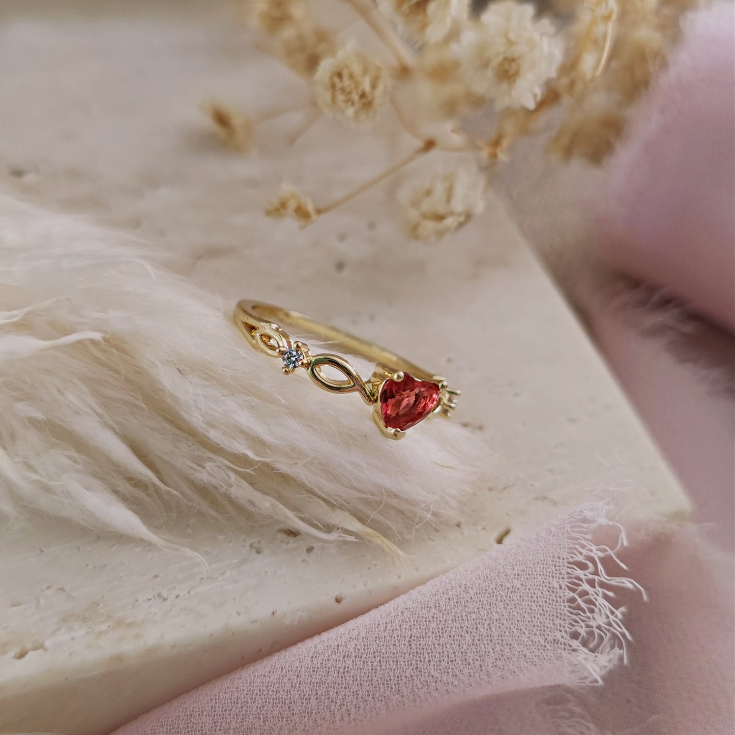 Anello cuore "Love Me" in ottone placcato oro e cuore rosso