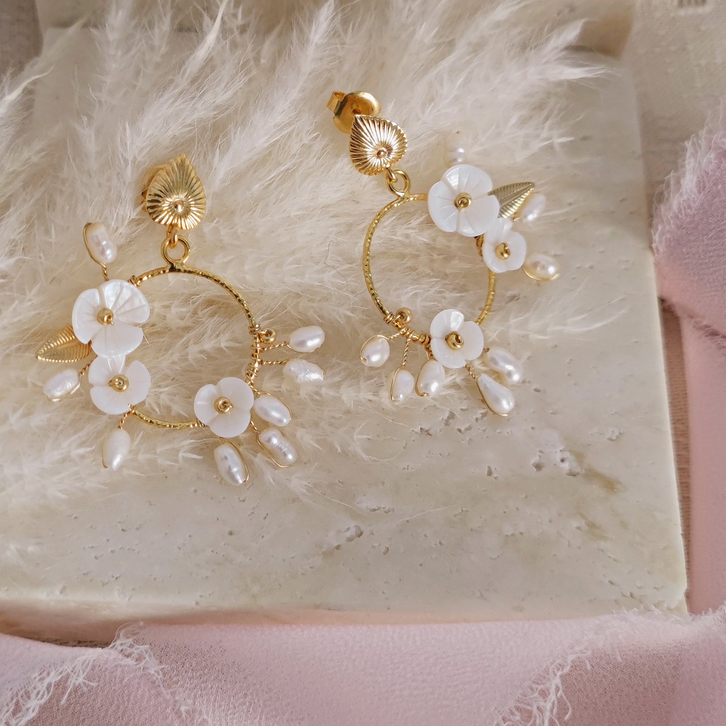 Orecchini Boho da sposa con girali floreali, perle e fiori in madreperla // ETEREA