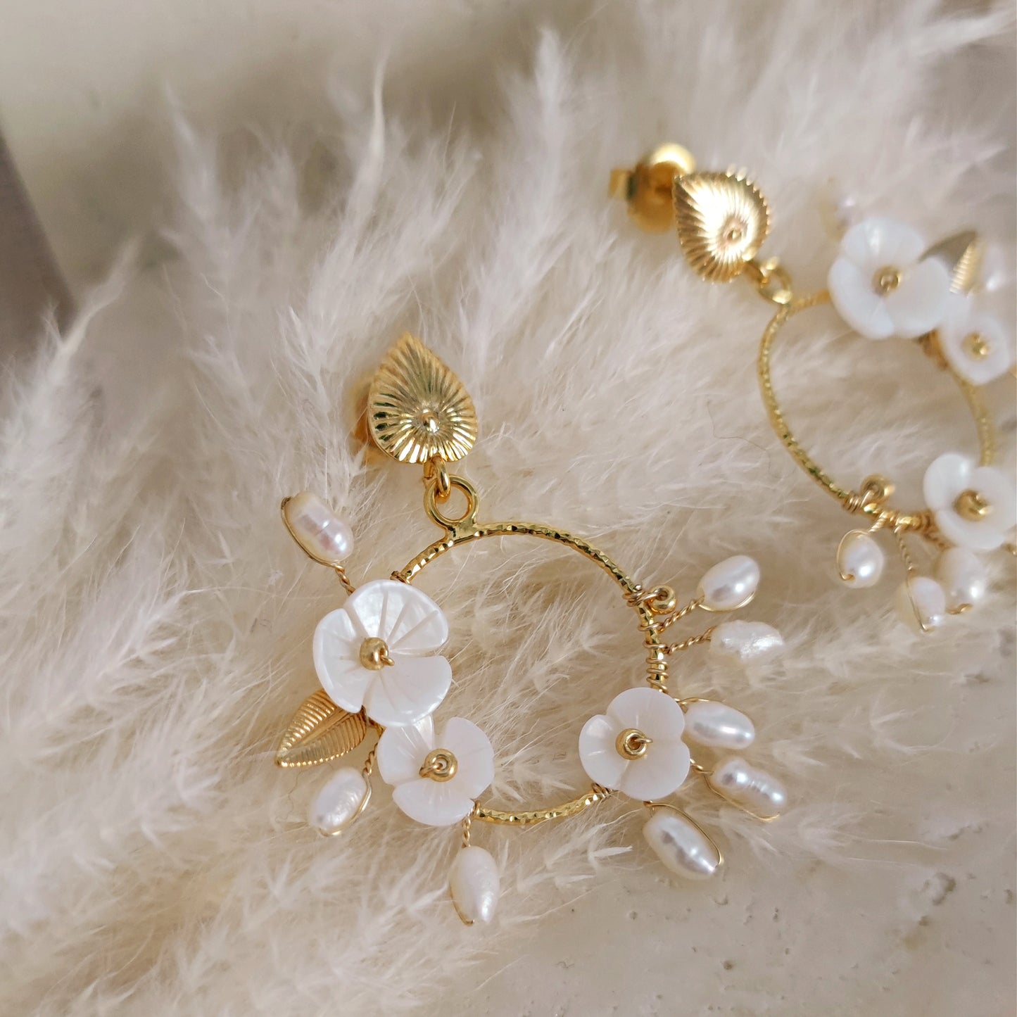 Orecchini Boho da sposa con girali floreali, perle e fiori in madreperla // ETEREA