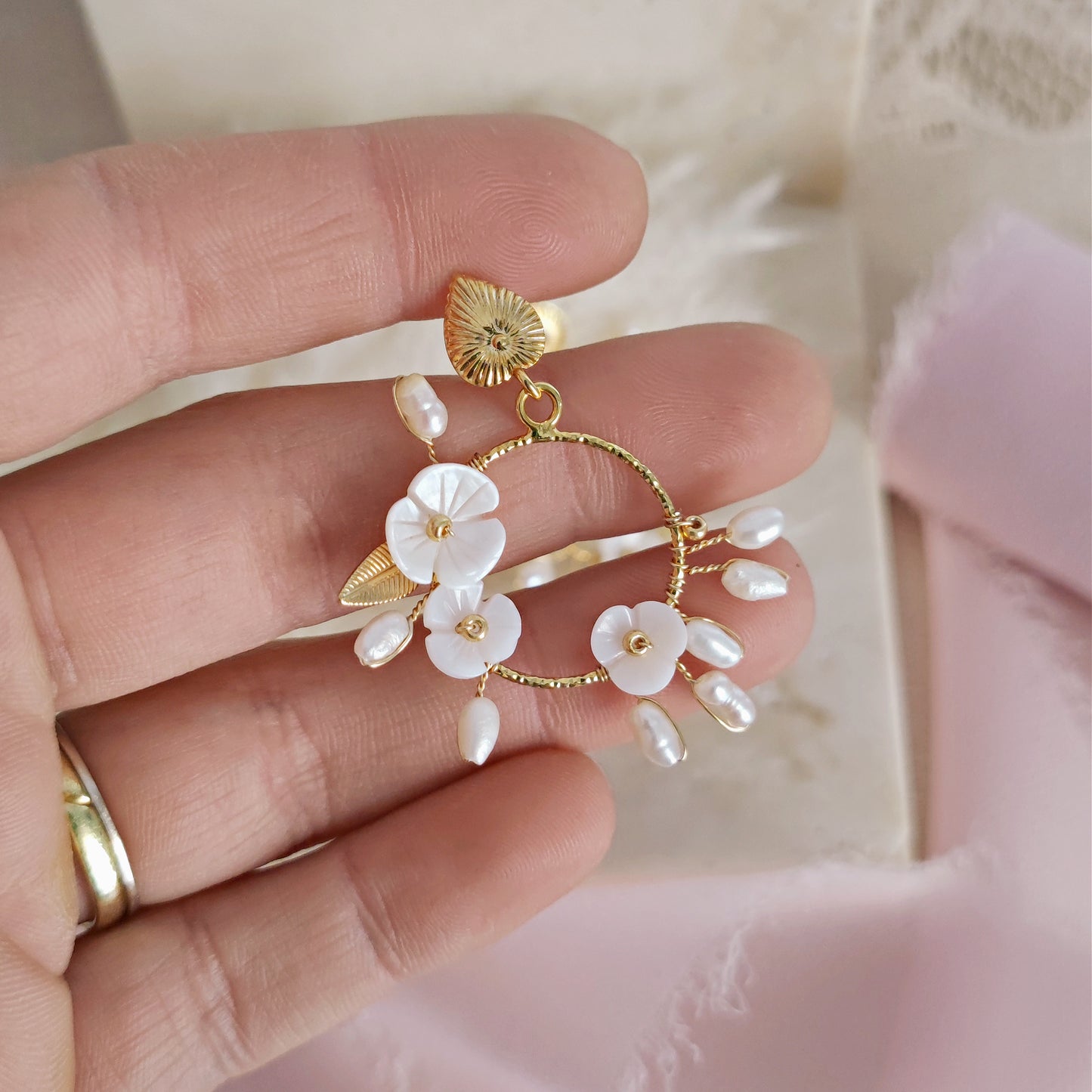 Orecchini Boho da sposa con girali floreali, perle e fiori in madreperla // ETEREA
