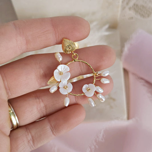 Orecchini Boho da sposa con girali floreali, perle e fiori in madreperla // ETEREA