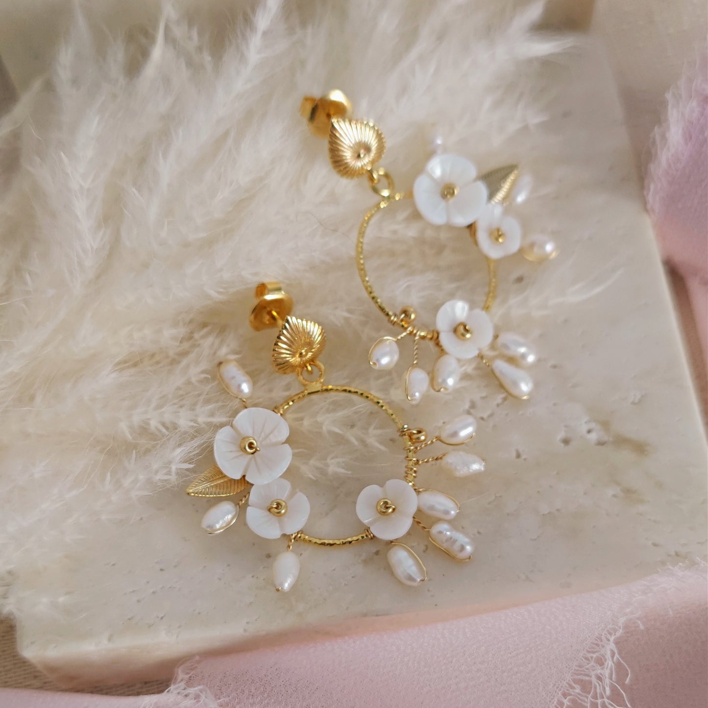 Orecchini Boho da sposa con girali floreali, perle e fiori in madreperla // ETEREA