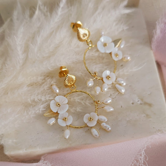 Orecchini Boho da sposa con girali floreali, perle e fiori in madreperla // ETEREA