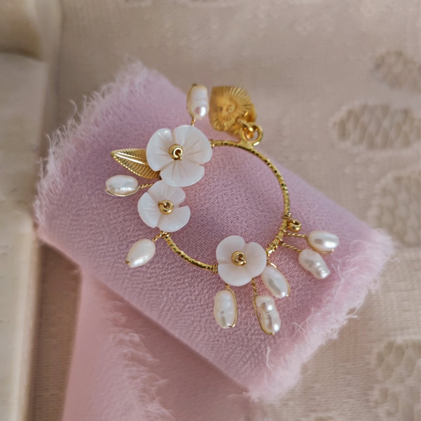 Orecchini Boho da sposa con girali floreali, perle e fiori in madreperla // ETEREA