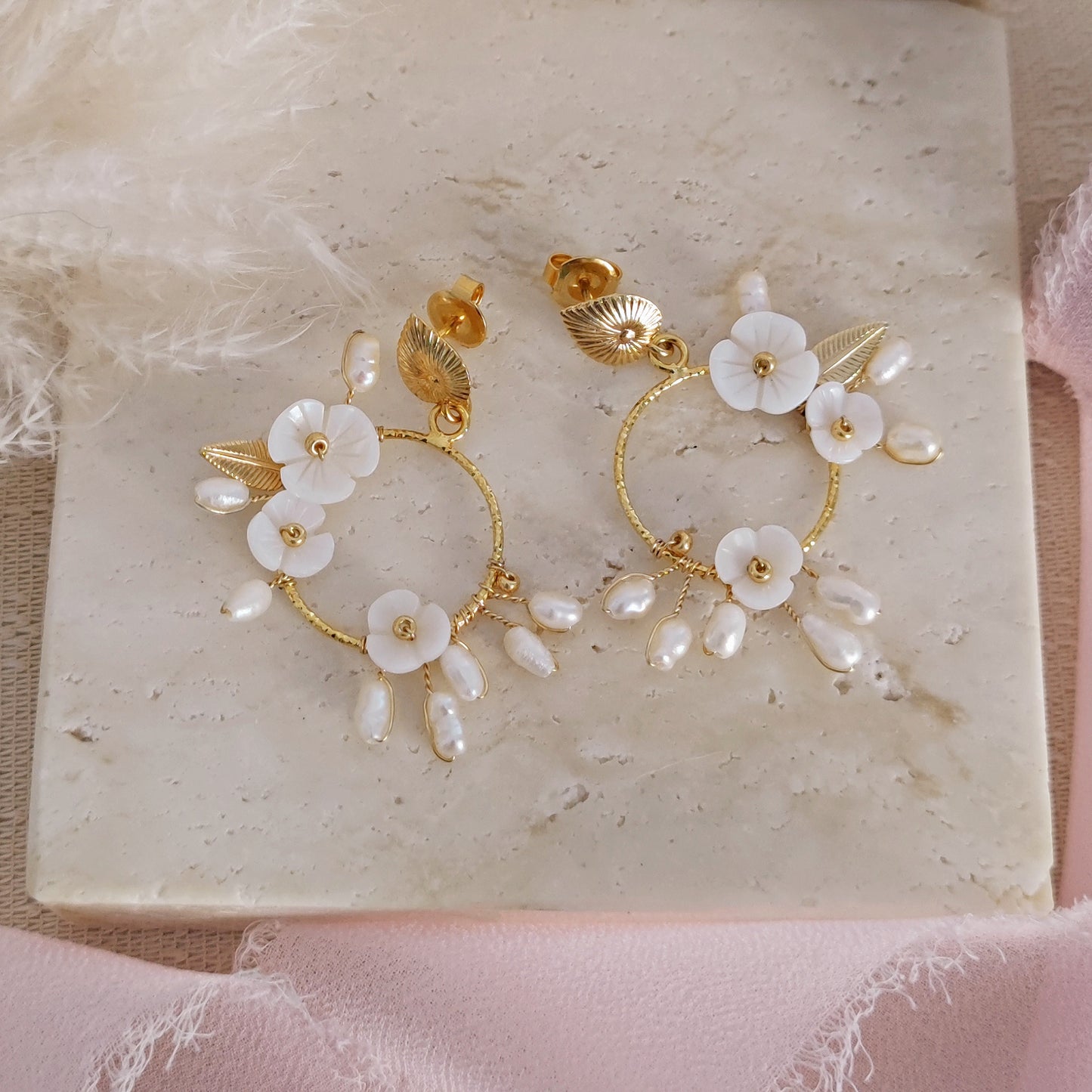 Orecchini Boho da sposa con girali floreali, perle e fiori in madreperla // ETEREA