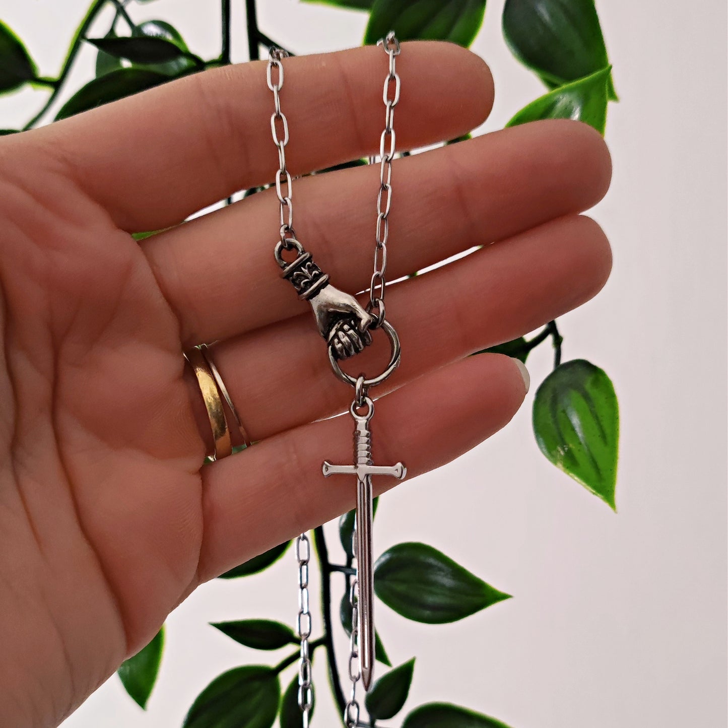 Collana "King of Camelot", Collana Excalibur e mano di Re Artù