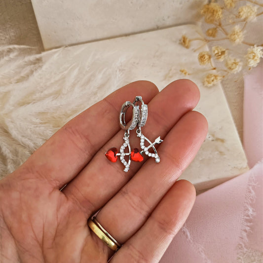 Orecchini micro hoops "Tenderly" con arco e freccia a cuoricino, argento
