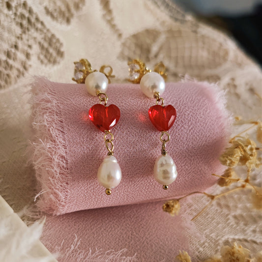 Orecchini chandelier "Lover" con cuori rossi e perle di fiume
