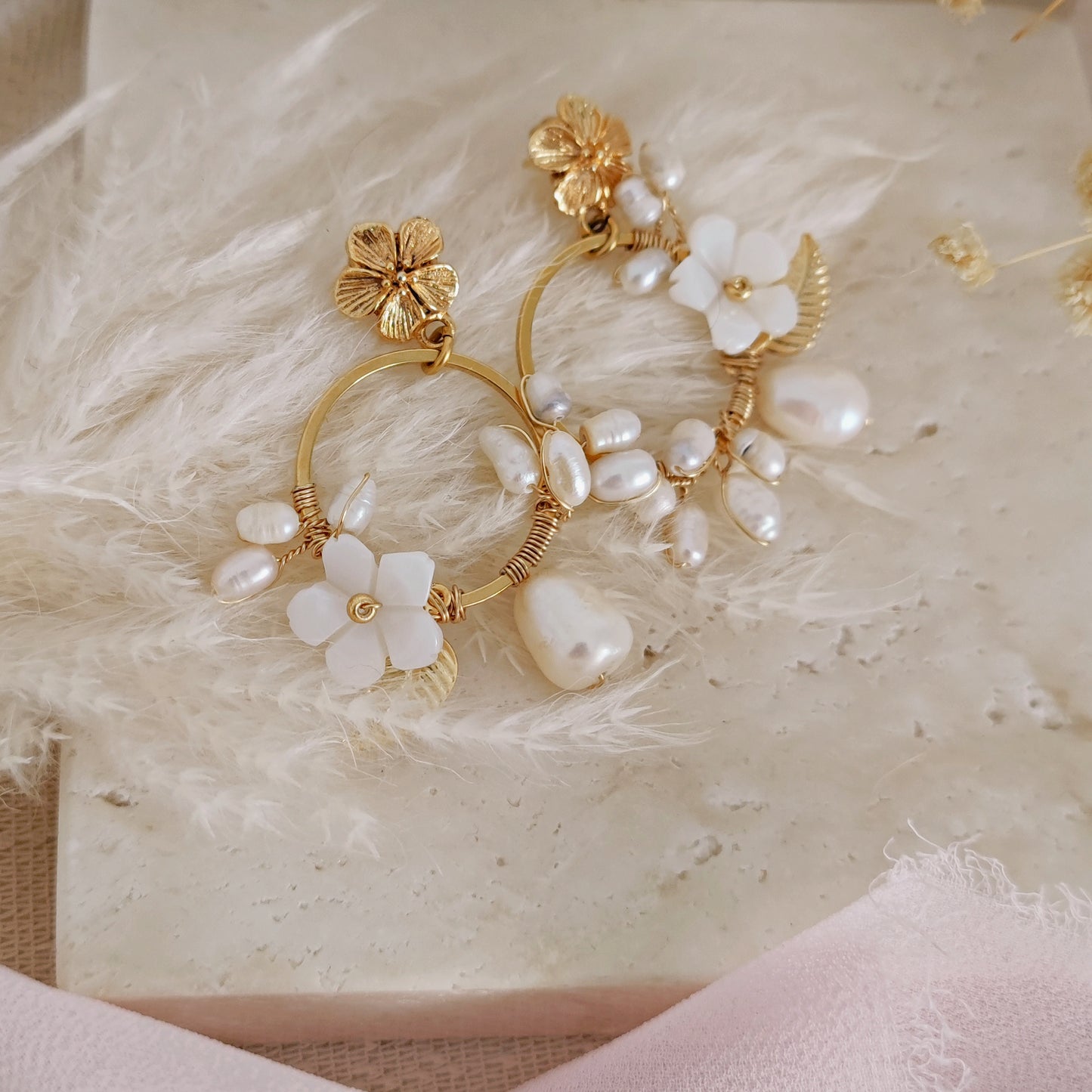 Orecchini Boho da sposa con girali floreali, perle e fiori in madreperla // CRISALIDE