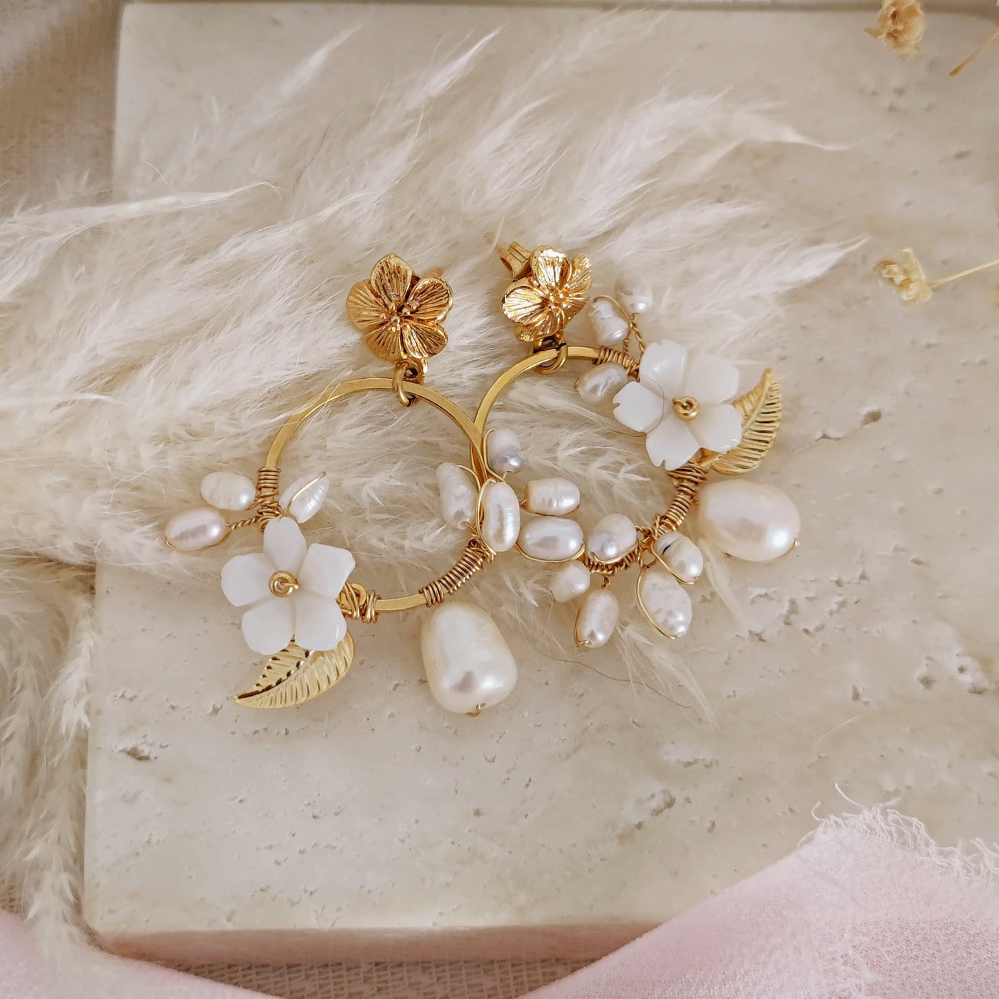 Orecchini Boho da sposa con girali floreali, perle e fiori in madreperla // CRISALIDE